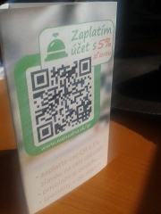 QR K&oacute;d na stole v kaviarni alebo re&scaron;taur&aacute;ci