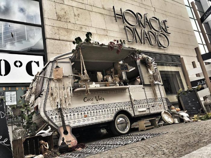 Cocovan-cocovanka-food-truck-dodavka-auto-jidlo-restaurace-ulice-chodnik-horacke-divadlo-macrame-kytara-kolo