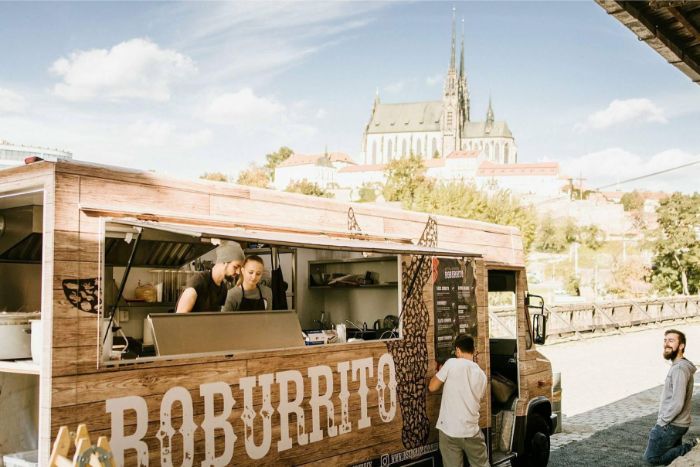 roburrito-foodtruck-dodavka-auto-jedlo-muzi-restauracia-predaj-z-ulice-ulica-chodnik-stromy
